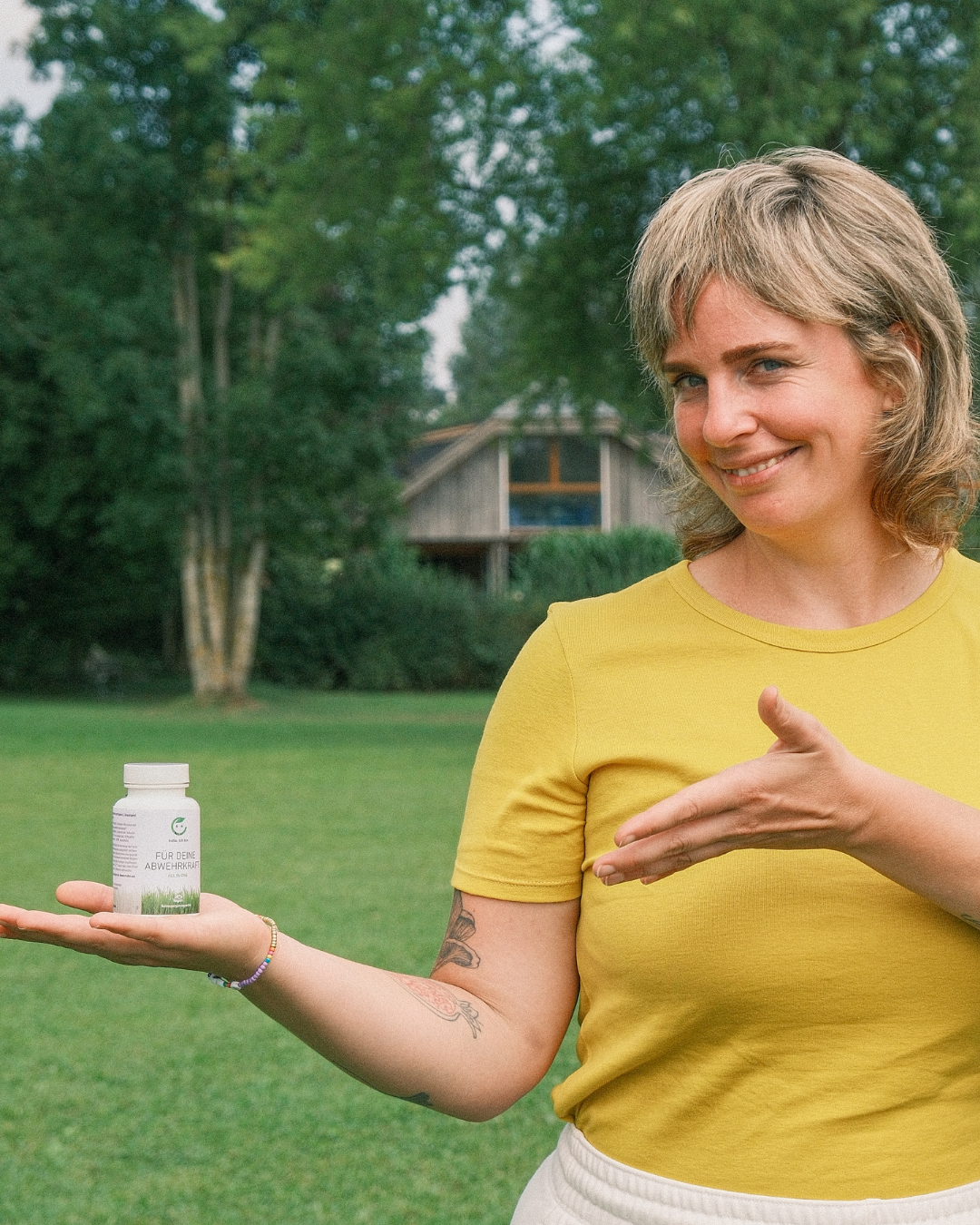 Abwehrkraft Kapseln Stärkung der Abwehrkräfte - Kräuter und Vitamine für ein starkes Immunsystem,
Vitamin C aus Calciumascorbat, Mineralien: Natriumselenit, Zinkcitrat, Pflanzenextrakte: Astragalus, Granatapfel, Holunder Beeren, Cistus, Schisandra, Adaptogen, Supplement, Apothekenqualität, Hochdosiert, Immunsystem Booster, Power, Gesundheit, regional, Österreich, Apotheke